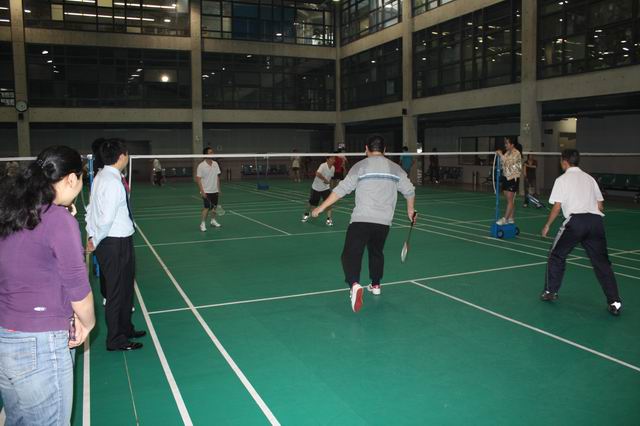 非凡娱乐集团举行第一届羽毛球角逐